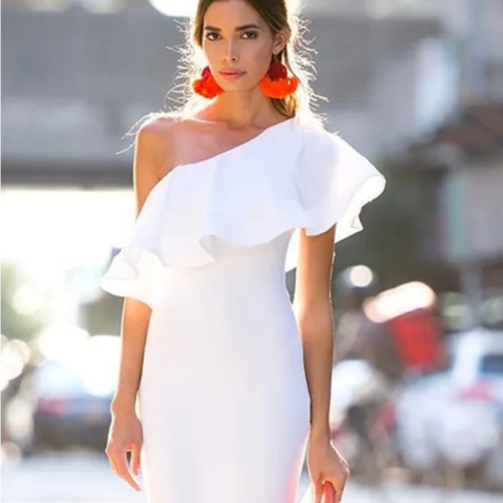 Lulu’s Noors one shoulder ruffle white dress Medium